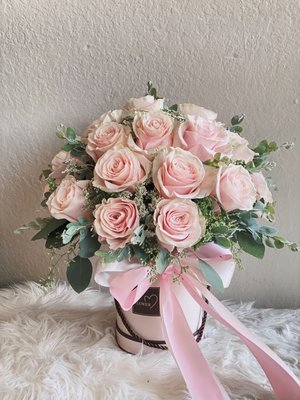 Rose Box - Hey beautiful, are you looking for something special? We have a perfect gift for you. Nothing is better than a sweet box filled with flowers delivered to your doorstep. This Pink Rose Box is the most classic one with Roses, Queen Anne Lace/ Baby Breath, and Eucalyptus.
Check out our Rose Box today. Email us to customize your box.