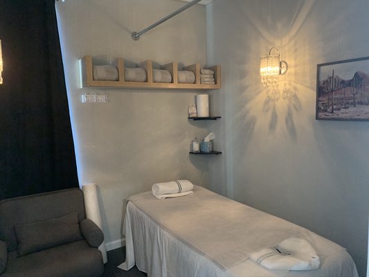 Clean quiet relax studio - Nice, neat, and clean environment 
Complimentary coffee & tea