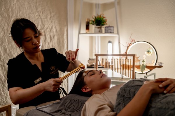 Traditional Ear Care - 1. Cleanse the Ear Canal: Gently remove excess wax and impurities to maintain a clean and fresh ear canal.
2. Relaxation for Body and Mind: The unique tactile experience of ear care helps relax the nervous system, reducing stress and fatigue.
3. Promote Circulation: Stimulate ear meridians to improve blood flow to the head, enhancing overall health.
4. Emotional Regulation: The delicate auditory and tactile stimulation during the ear care process alleviates anxiety and promotes a sense of well-being.
5. Enhance Hearing: Clearing the ear passages helps improve auditory sharpness.