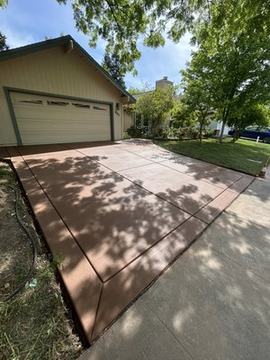 Colored driveway (salmon) with 1 foot boarders and broom finish (Davis) - In and out Project. Client wanted to redo there whole existing concrete driveway and walkway. The team Demo,prep, and pour all in 2 days. Colored concrete (Salmon) with 1 foot boarder and broom finish. Fast and efficient also budget friendly . Contact STILA for your next project 🫡 Colored driveway (salmon) with 1 foot boarders and broom finish (Davis) - In and out Project. Client wanted to redo there whole existing concrete driveway and walkway. The team Demo,prep, and pour all in 2 days. Colored concrete (Salmon) with 1 foot boarder and broom finish. Fast and efficient also budget friendly . Contact STILA for your next project 🫡