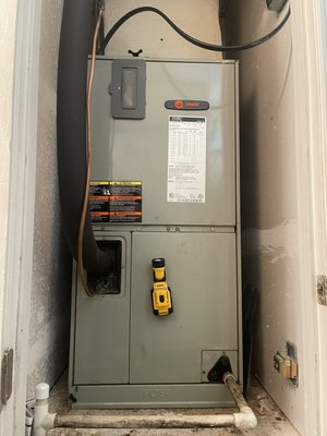 Replacement is not always possible but repairs can be done to keep your ac unit going. - This home owner’s ac unit was struggling to cool the home during the day. He wanted to replace it but was not able to do so. So we rejuvenated the complete indoor unit to maximize his current unit efficiency and keep him cooling.
