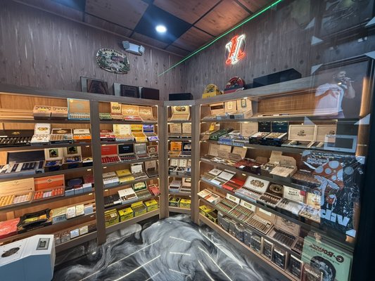 Vape, cigars room, glass and more - Smoke shop, walking cigar room, glass pipe, vape, CBd, vape juice, water glass, exotic drinks and candy and chips, hookah tobacco, hookah accessories, glass accessories,