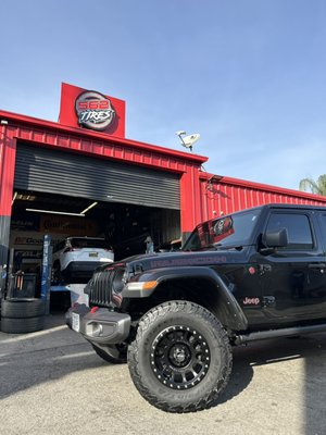 2020 Jeep Wrangler Rubicon in for New Method Wheels and 33" BF Goodrich KO2 Tires - Jeep Rubicon came in for a new set of Method Race wheels and a new set of 33" BF Goodrich KO2 Tires. We also performed a wheel alignment to maximize fuel efficient as well as tire life. All in all, customer left with a smile on his face and is now ready to hit the trails .