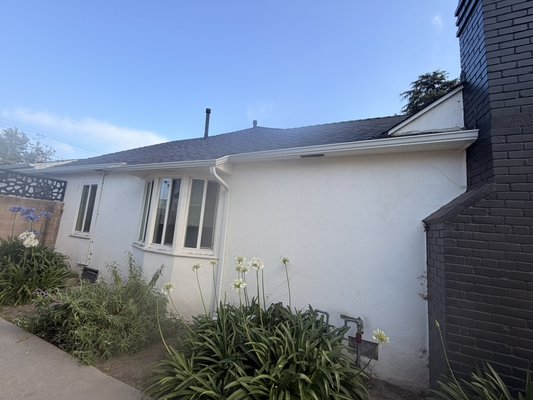 Inglewood LA - We did a new Installation Gutters 5” white 30
With Premium Downspouts.. Inglewood LA - We did a new Installation Gutters 5” white 30
With Premium Downspouts..