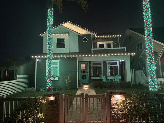 Nealy Family - The Nealy family wanted some thing traditional but also a little festive so we added the red and green king palms. Looks amazing!