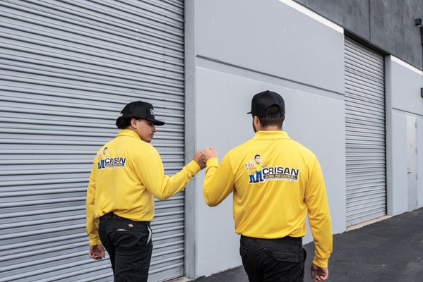Clean-Outs - Garage filled with clutter? Outdated office furniture you need to get rid of? Need help clearing out what tenants leave behind? We’ve got you!
Crisan Junk Removal offers fast, affordable residential and commercial cleanout services in San Diego. We make junk disappear!
