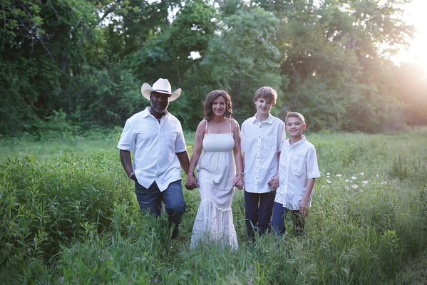 Family photoshoot at River Legacy - This was a fun family shoot in Arlington at River Legacy. We had a great time and they received over 100 beautiful edits to enjoy, share, and print!