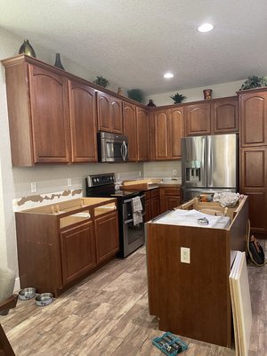 Kitchen Cabintes Restaurations - Este trabajo lo hice en Avalon Park, le añadimos algunos cristales a las puertas para que se vieran más moderno y clásico. También le colocamos unas luces debajo de los gabinetes para que alumbraran las encimeras. Kitchen Cabintes Restaurations - Este trabajo lo hice en Avalon Park, le añadimos algunos cristales a las puertas para que se vieran más moderno y clásico. También le colocamos unas luces debajo de los gabinetes para que alumbraran las encimeras.