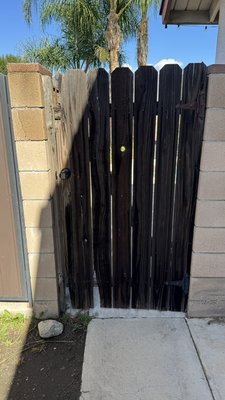 Fabrication and installation of backyard gate. - Over time, the door underwent significant wear and tear, resulting in warping, sagging, and ultimately malfunctioning due to decayed wood, necessitating a full replacement.
It was custom-made using a moisture-resistant wood variety and reinforced with metal.
The entire project was completed within 6-7 hours.