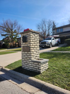 rebuild a crown - estos trabajos realizados tanto de la chimenea y el buzon de correo se les reparo las craqueadas para evitar la intruscion de el agua ala chimenea y prolongar la vida util de la chimenea.
En el caso del buzon practicamente es el objetivo evitar que el agua la siga deteriorando el mortero con el tuck point que se le hizo quedo mas masiza y una mejor vista. rebuild a crown - estos trabajos realizados tanto de la chimenea y el buzon de correo se les reparo las craqueadas para evitar la intruscion de el agua ala chimenea y prolongar la vida util de la chimenea.
En el caso del buzon practicamente es el objetivo evitar que el agua la siga deteriorando el mortero con el tuck point que se le hizo quedo mas masiza y una mejor vista.