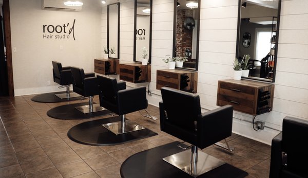Tour Our Salon - Our salon space is equally modern, trendy with all the good vibes,  Making you feel good, look good and leave feeling like a queen.  We love to fuel up all our guests with great drinks + snacks and great hair too! Check us out.