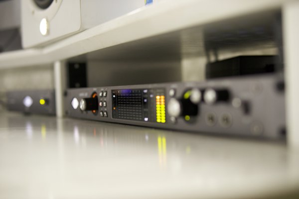 6er Studios - We have a Neumann U87 being ran through an Apollo x8 with an additional Apollo Satellite for added DSP. The interface is connected to an iMac Pro with an 8-core processor + 32GB RAM.