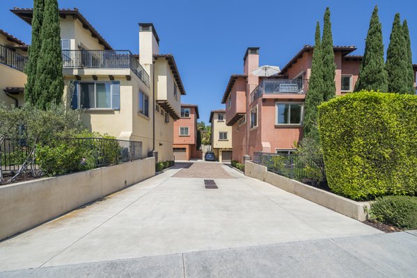 617 PCH, Redondo Beach - Beautiful Italian Tuscany townhome located west of PCH. Large and spacious rooms with all the modern upgrades you would expect. 617 PCH, Redondo Beach - Beautiful Italian Tuscany townhome located west of PCH. Large and spacious rooms with all the modern upgrades you would expect.