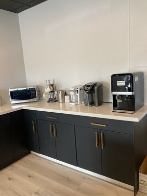 Water cooler without deliveries / never run out of water again - Tired of missing your water deliveries or running out of water? With our water coolers you’ll never run out of water again. Our drinking systems offer you purified drinking water or alkaline drinking water at a fixed monthly payment. Call now to learn more and hear about our specials!
