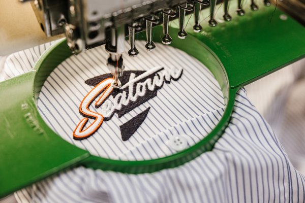 Screen Printing & Embroidery - We do both Screen Printing as well as Embroidery! A minimum of 25 items is necessary to place an order. Fill out an order form on our website now!