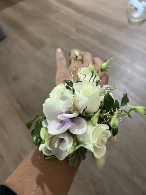 Corsage - This is a five Rose two orchid corsage, beautiful for Wedding’s proms or any special event Corsage - This is a five Rose two orchid corsage, beautiful for Wedding’s proms or any special event