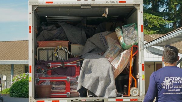 Octopus Movers services! - We come with the preparation to do our jobs well so that you can have ease of mind, from beginning to end, we put extra care to properly handling all of our customers belongings with genuine care, attention and detail. Octopus Movers services! - We come with the preparation to do our jobs well so that you can have ease of mind, from beginning to end, we put extra care to properly handling all of our customers belongings with genuine care, attention and detail.