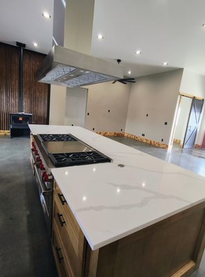 New Construction Clean - A newly built or renovated property isn't truly finished until all the construction dust is gone! Our specialized post-construction cleaning service transforms a chaotic job site into a pristine, move-in ready space. We handle everything from microscopic sheetrock dust to stubborn sticker residue on brand-new appliances!
Our detailed cleaning process is typically divided into three phases, or can be customized into a single, comprehensive final clean.