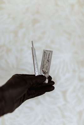 Dermaplaning Facial ✨ - Dermaplaning is a physical exfoliating technique that gently removes the top layer of dead skin and vellus hairs ( 🍑 fuzz ) to reveal a brighter, smoother complexion. Ideal for a big event or photo shoot. ✨