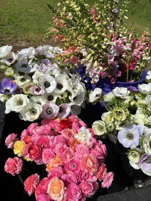 Farm Fresh Flowers - At Headley Flower Farm, we grow and handcraft stunning farm fresh flowers right here in Anniston, Alabama. Our blooms are locally grown, sustainably harvested, and thoughtfully arranged to bring natural beauty to your everyday moments and special celebrations.

From vibrant seasonal bouquets and pint jar arrangements to elegant wedding flowers and market-ready bunches, every stem we offer is nurtured with care on our flower farm. Whether you're visiting us at a local farmer’s market or ordering for a loved one, you’ll always receive flowers that are fresh, fragrant, and full of life.

Looking for unique floral gifts or custom flower arrangements? We’ve got you covered—with an artistic touch and a heart for community.