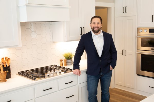 Billy Pauling | Realtor® - As President and Founder of Pauling Homes Team, and co-founder of 400 Doors, a powerful networking tool for agents nationwide. Billy is a natural entrepreneur and an expert of today’s technology reliant market. Billy’s market-savvy translates to a better experience for his clients, whether it is buying or selling. Absolute customer satisfaction is his number one priority in every transaction. Billy is a multi-year recipient of Minneapolis- St. Paul Magazine’s Super Real Estate Agent designation, he has received the Angie’s List Super Service award nine years in a row and was rated the top real estate team in MN by Top Rated Local. Billy lives in Eden Prairie with his wife, Susan, and their three children, Presley, Pearse and Parker. Billy Pauling | Realtor® - As President and Founder of Pauling Homes Team, and co-founder of 400 Doors, a powerful networking tool for agents nationwide. Billy is a natural entrepreneur and an expert of today’s technology reliant market. Billy’s market-savvy translates to a better experience for his clients, whether it is buying or selling. Absolute customer satisfaction is his number one priority in every transaction. Billy is a multi-year recipient of Minneapolis- St. Paul Magazine’s Super Real Estate Agent designation, he has received the Angie’s List Super Service award nine years in a row and was rated the top real estate team in MN by Top Rated Local. Billy lives in Eden Prairie with his wife, Susan, and their three children, Presley, Pearse and Parker.