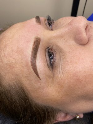 SHADING. Permanent Makeup - MICROPIGMENTATION, SHADING or "EYEBROW" is the induction of pigments that resemble the color of your natural hair and eyebrows with the help of a dermatograph. Forget the almost black tattoos of a few years ago. This is a less painful technique with much more natural results.

This innovative technique will give life to your eyebrows and give the illusion of having them made up. If you are one of those people who wears makeup, who likes to put on makeup on their eyebrows or who has had a previous permanent makeup procedure on their eyebrows, this technique is for you.
