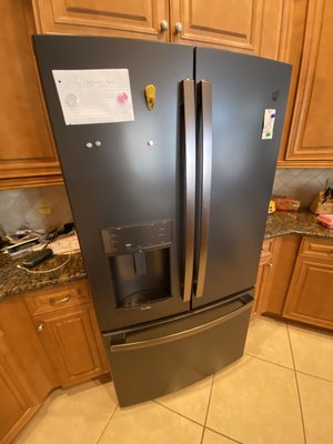 Repair of the dispenser in the refrigerator - Repair of the dispenser in the refrigerator. The dispenser has stopped pouring water. I dismantled the door and removed the old water wall. Installed a new one. Now the dispenser is pouring water, the customer is happy.