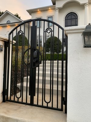 Main entrance iron gate - We fabricate this main entrance gate under design.