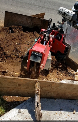 Removing stump - This client wanted to completely remove the tree, so Toto's Tree Service LLC. He made it possible thanks to the use of the appropriate tools and with professionalism to not damage anything around and leave the job as clean as possible. Removing stump - This client wanted to completely remove the tree, so Toto's Tree Service LLC. He made it possible thanks to the use of the appropriate tools and with professionalism to not damage anything around and leave the job as clean as possible.