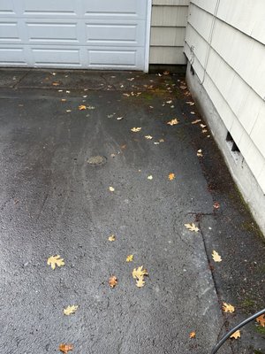 Asphalt driveway cleaning - Is your asphalt driveway looking worse for wear with oil stains, dirt, mold, and grime detracting from its appearance? It's time to restore its beauty and prolong its life. Asphalt driveway cleaning - Is your asphalt driveway looking worse for wear with oil stains, dirt, mold, and grime detracting from its appearance? It's time to restore its beauty and prolong its life.