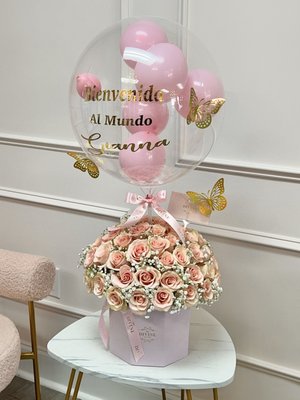 Regalos de Nacimiento a Domicilio en Miami: Flores, Cajas para Bebé y Detalles de Recién Nacido - Nació el bebé y quieres que la familia reciba algo hermoso hoy mismo: para eso existe este servicio. AquÃ
mostramos regalos para recién nacido entregados a domicilio y en hospitales de Miami y Doral durante
los últimos meses.
Lo más pedido: cajas de flores para bebé en rosa o azul, arreglos en tonos pastel del tamaño perfecto
para la habitación del hospital, combinaciones de flores con globos de bienvenida, y canastas de regalo
con osito de peluche incluido. Cada pieza se prepara a mano en nuestro taller de Doral la mañana de la
entrega.
Un detalle que las familias agradecen: si la mamá sigue hospitalizada, coordinamos con la recepción de
maternidad para que el regalo llegue a su habitación; si ya está en casa, entregamos en Doral, Kendall,
Coral Gables, Brickell y toda Miami, incluso el mismo dÃa.
Muchos pedidos nos llegan de abuelos y tÃos fuera de Florida que quieren estar presentes desde la distancia.
Haces el pedido en lÃnea, nosotros fotografiamos el arreglo terminado antes de salir y tu mensaje viaja
en una tarjeta escrita a mano.
Mira las fotos y celebra al nuevo integrante de la familia con un regalo de nacimiento que se captura momentos memorables para el recuerdo. Regalos de Nacimiento a Domicilio en Miami: Flores, Cajas para Bebé y Detalles de Recién Nacido - Nació el bebé y quieres que la familia reciba algo hermoso hoy mismo: para eso existe este servicio. AquÃ
mostramos regalos para recién nacido entregados a domicilio y en hospitales de Miami y Doral durante
los últimos meses.
Lo más pedido: cajas de flores para bebé en rosa o azul, arreglos en tonos pastel del tamaño perfecto
para la habitación del hospital, combinaciones de flores con globos de bienvenida, y canastas de regalo
con osito de peluche incluido. Cada pieza se prepara a mano en nuestro taller de Doral la mañana de la
entrega.
Un detalle que las familias agradecen: si la mamá sigue hospitalizada, coordinamos con la recepción de
maternidad para que el regalo llegue a su habitación; si ya está en casa, entregamos en Doral, Kendall,
Coral Gables, Brickell y toda Miami, incluso el mismo dÃa.
Muchos pedidos nos llegan de abuelos y tÃos fuera de Florida que quieren estar presentes desde la distancia.
Haces el pedido en lÃnea, nosotros fotografiamos el arreglo terminado antes de salir y tu mensaje viaja
en una tarjeta escrita a mano.
Mira las fotos y celebra al nuevo integrante de la familia con un regalo de nacimiento que se captura momentos memorables para el recuerdo.