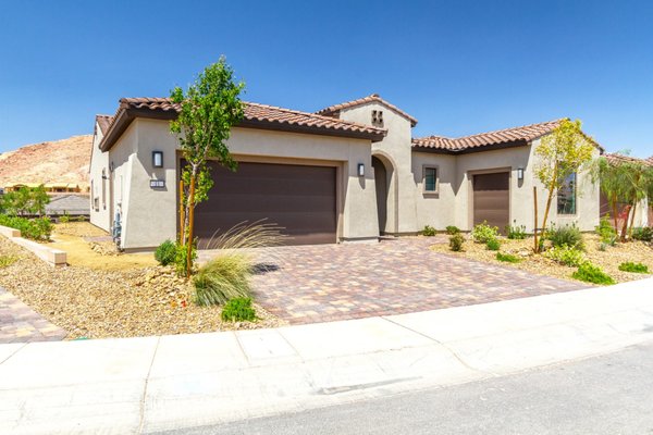 Luxury resort living Las Vegas style 20 minutes away from the strip - Beautifully upgraded single-story home in the gated 55+ Del Webb at Lake Las Vegas community, nested in the hills overlooking Lake Las Vegas Resort at the end of a cul-de-sac! This home has unobstructed views of the mountains and the open floor plan home comes with 2 primary bedroom suites with en-suite bathrooms.