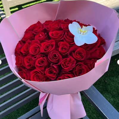 All red bouquet - Surprise that special person with an elegant all red roses bouquet. Our bouquets are delicately arranged combining pure Ecuadorian roses. You can choose from 24 - 100 (or more). $200-400 All red bouquet - Surprise that special person with an elegant all red roses bouquet. Our bouquets are delicately arranged combining pure Ecuadorian roses. You can choose from 24 - 100 (or more). $200-400