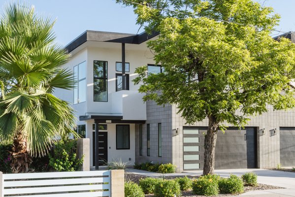 Modern Townhome in Central Phoenix - This stunning new construction in the heart of the Biltmore area has never been lived in and offers a prime opportunity for luxury living. One of two exclusive homes, this property has no HOA, providing complete freedom and flexibility. The home features impeccable mid-century/soft contemporary architecture with an open floor plan that creates an elegant yet warm and cozy atmosphere. Inside, you'll find 3 bedrooms and 2.5 baths. The huge open kitchen and great room lead out to a large covered patio through massive, high-end sliders. The gourmet kitchen is equipped with a giant island typically found in large luxury homes, perfect for entertaining.