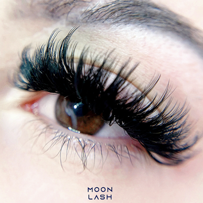 Wispy Dramatic Volume - In lash extensions, "wispy" describes a style that creates a natural, feathery look by varying the length and thickness of the extensions. This variation in length, often referred to as "spikes" or "spikes and valleys," mimics the natural lash pattern and gives the lashes a soft, fluttering appearance. Wispy Dramatic Volume - In lash extensions, "wispy" describes a style that creates a natural, feathery look by varying the length and thickness of the extensions. This variation in length, often referred to as "spikes" or "spikes and valleys," mimics the natural lash pattern and gives the lashes a soft, fluttering appearance.