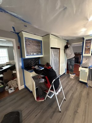 Kitchen cabinets change of color - We were hired to spray the kitchen cabinets. We prepared the area and then sprayed. Process took three days total and customer didn’t have to worry about a thing!