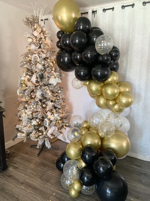 Holiday Arch🌟 - 8-q0ft organic ballon garland/ with 6.5 inch backdrop Holiday Arch🌟 - 8-q0ft organic ballon garland/ with 6.5 inch backdrop