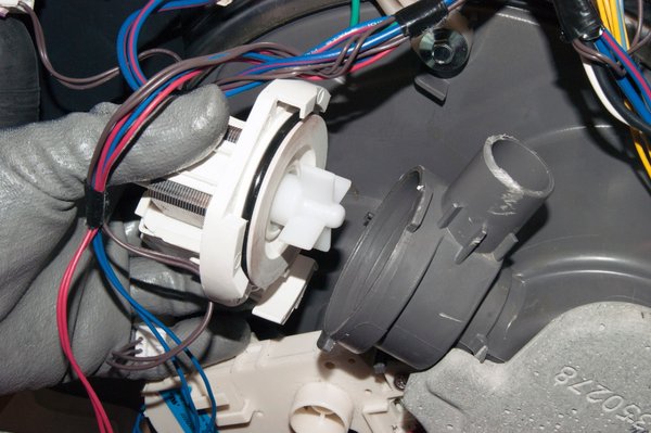 Dead cirulation pump - A customer complained about a loud noise coming from his Bosch dishwasher. Our technician found a breakdown in the circulation pump. The problem was fixed within a few days. Dead cirulation pump - A customer complained about a loud noise coming from his Bosch dishwasher. Our technician found a breakdown in the circulation pump. The problem was fixed within a few days.