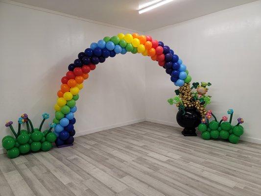 Seasonal - Seasonal balloon decor is used to create decorations that reflect specific times of the year, holidays, or seasonal themes. This means that the colors, shapes, and overall design of the balloon arrangements are chosen to evoke the feeling of a particular season.