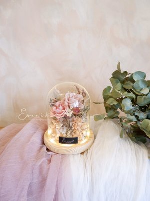 Eternal Floral Glass Dome - This floral glass dome is made with mixed preserved flowers and dried flowers.

The idea behind this design was to create a sophisticated flower garden to present a concept of the perpetual beauty of flowers regardless of their forms.

It is Eveni's way of showing our appreciation to nature.

This mood-lifting mini garden is great for home decoration. It is also perfect as a gift for birthday, valentine's day, anniversary, house-warming, and all other important days and events.