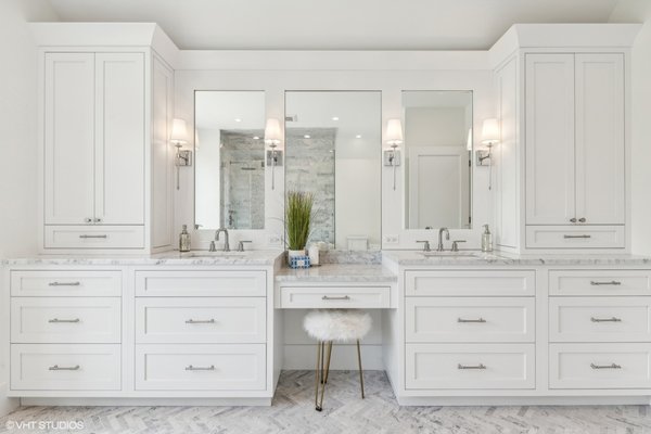 North Shore Primary Bathroom - An exquisite primary bathroom is a space admired by all. When design and practicality are seamlessly integrated, it transforms into a work of art. In this area, the client chose Carrara marble to unify the elements, bestowing it with an ageless elegance. North Shore Primary Bathroom - An exquisite primary bathroom is a space admired by all. When design and practicality are seamlessly integrated, it transforms into a work of art. In this area, the client chose Carrara marble to unify the elements, bestowing it with an ageless elegance.