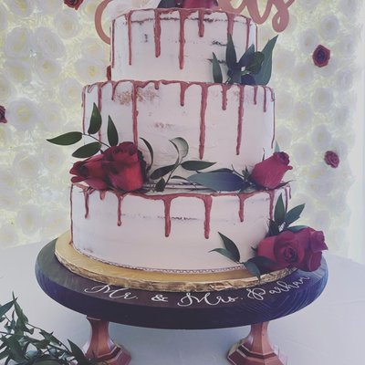 Engagement/Wedding Cakes - View our gorgeous portfolio of some of the many custom luxury made wedding cakes & engagement cakes! SugaDotz takes pride in being able to customize your cakes for your very special day in many different flavors and designs to make your dream wedding day come true! Whether you choose real flowers, faux flowers, fondant or buttercream, we will make sure that your cake is exactly the way you want it!