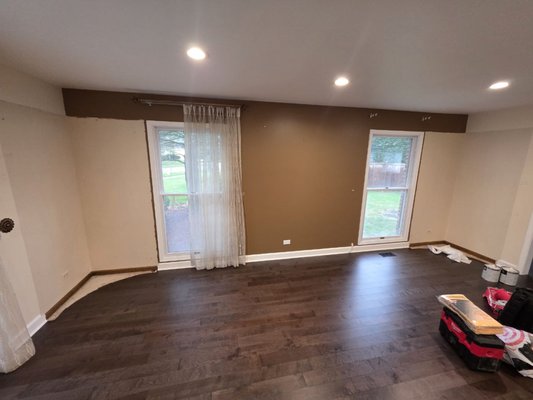 Bedroom painting - Room 90 sq.ft., preparation for painting, wallpapering, cleaning off old paint, puttying, eliminating unevenness, painting in two layers.