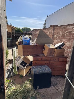 Apartment Junk Removal - This is mix junk removal (furniture, carpet, couch and other miscellaneous stuff) Apartment Junk Removal - This is mix junk removal (furniture, carpet, couch and other miscellaneous stuff)