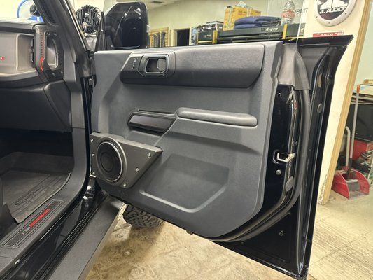 2025 Ford Bronco Raptor - Check out this amazing build. With 3 JL Audio amplifiers, JL Audio C7 Components, and JL Audio 12TW3 Subwoofers. Everything is Hidden and uses the factory radio for a stealthy installation. If you didn't know anything about audio, you would never know the car has an upgraded stereo system.