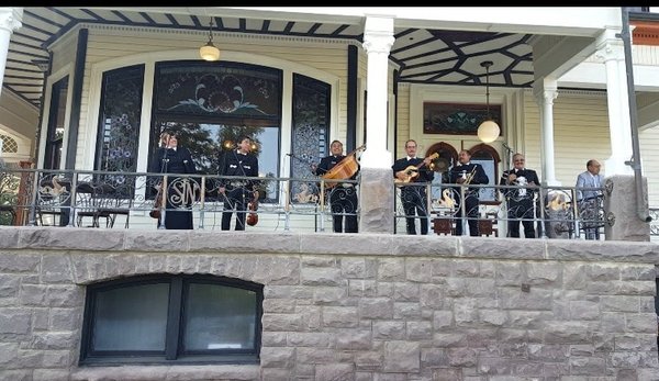 Mariachis para todo tipo de Eventos - Somos un grupo de profesionales de la música con una trayectoria artística que muy pocos mariachis pueden ofrecer en Paraguay, con la calidad vocálica y el dominio en la ejecución de instrumentos musicales para brindar un espectáculo de altura. Atendemos cualquier tipo de eventos y acontecimientos tenemos un repertorio para cada ocasión.

Nos caracterizamos por ofrecer un servicio que cumple con los principios de responsabilidad, seriedad y honestidad. Contáctanos y conoce más detalles de todo lo que tenemos para ti.