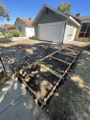 Driveway , stepping stones , sidewalk all around house - This is a 14 yard job completed in 3 days in stockton CA demoed all of the old concrete and replaced it with new concrete this is a broom finish no color driveway/ sidewalk/ stepping stones . Driveway , stepping stones , sidewalk all around house - This is a 14 yard job completed in 3 days in stockton CA demoed all of the old concrete and replaced it with new concrete this is a broom finish no color driveway/ sidewalk/ stepping stones .