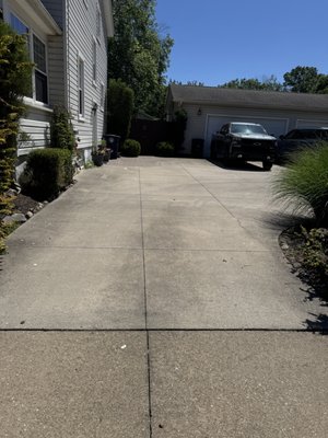 Driveway surface clean - This driveway had a lot of dirt stains on it but after a good surface clean it lightened up Driveway surface clean - This driveway had a lot of dirt stains on it but after a good surface clean it lightened up