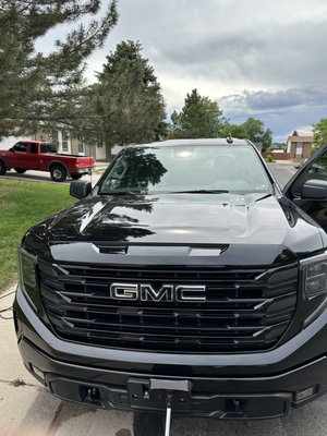 GMC Denali Truck - This job was done at the clients home in Westminster.  This truck is owned by a contractor and it was competely covered in mud and dirt.

This was a premium full detail with acid treatment of the rims and wax, with machine polishing and scratch removal.