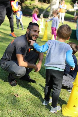 👉 Group Classes - Our Group Classes keep kids moving, learning, and smiling! 🏃‍♂️ Each session includes warm-ups, obstacle courses, and age-tailored games led by our expert coaches. Parents love Bounce because it’s fun, structured, and stress-free—kids leave every class full of confidence and joy. 🎉
